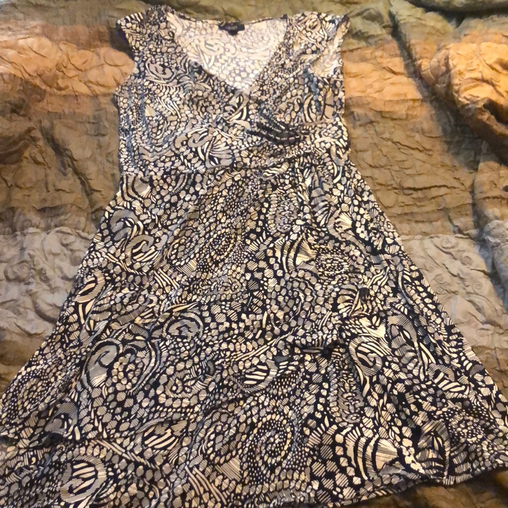 Black and white sleeveless XL dress